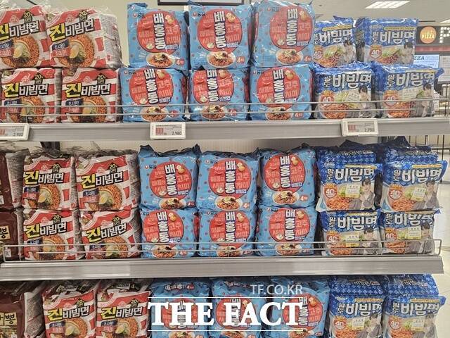 날씨가 더워지면서 비빔면을 찾는 소비자가 늘고 있는 가운데 비빔면이 국물라면에 비해 면의 양이 적고, 칼로리는 높다는 것이 알려졌다. /우지수 기자
