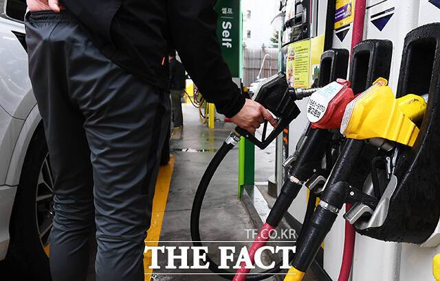 26일 한국석유공사 유가정보시스템 오피넷에 따르면 4월 넷째 주 전국 주유소 휘발유 평균 판매가는 리터 당 1635.6원으로 전주 대비 9.2원 하락했다. /서예원 기자