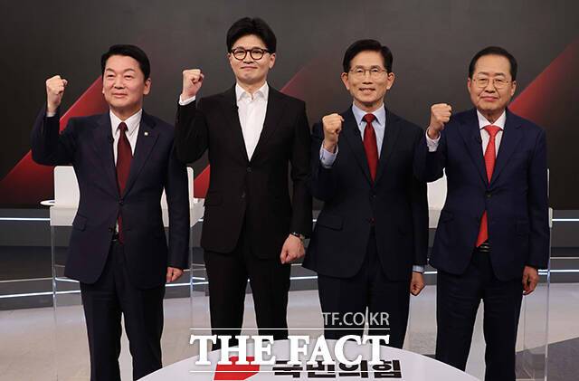 안철수, 한동훈, 김문수, 홍준표 국민의힘 대선 경선 후보(왼쪽부터)가 26일 오후 서울 중구 매경미디어센터에서 열린 국민의힘 대통령 선거 제2차 경선 후보자 토론회에 앞서 기념촬영을 하고 있다. /국회사진취재단