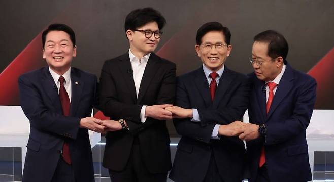 26일 서울 중구 매경미디어센터에서 열린 국민의힘 대통령 선거 제2차 경선 후보자 토론회에서 경선 후보들이 토론에 앞서 기념 촬영을 하고 있다. 왼쪽부터 안철수, 한동훈, 김문수, 홍준표 경선 후보. [국회사진기자단] 연합뉴스