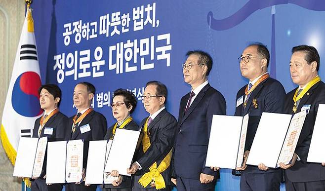 25일 경기 정부과천청사에서 ‘법의 날’ 기념식이 열렸다. 박성재(왼쪽에서 다섯째) 법무부장관이 수상자들과 기념사진을 찍고 있다. /뉴스1