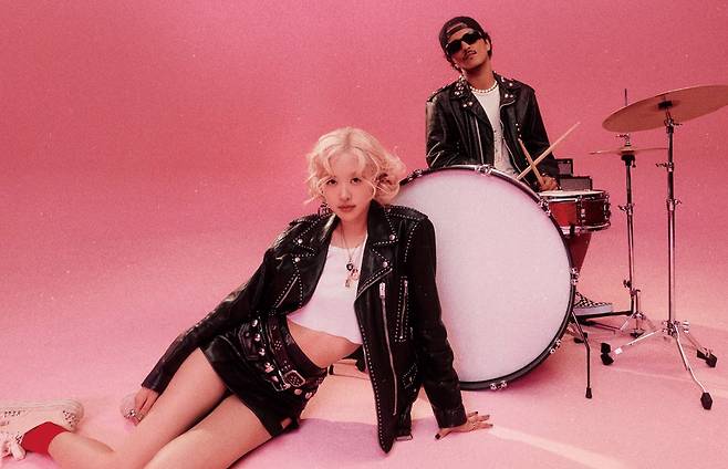 '아파트'를 부른 로제(왼쪽)와 브루노 마스. /더블랙레이블 제공