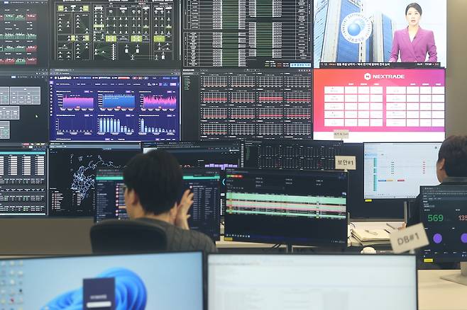 서울 여의도 넥스트레이드에서 직원들이 업무를 보는 모습./연합뉴스