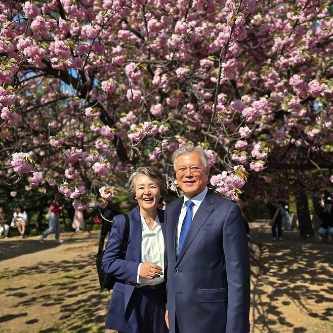 문재인 전 대통령과 김정숙 여사. / 문 전 대통령 페이스북 캡처