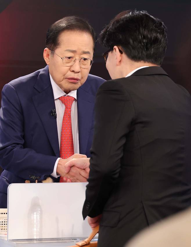 사진은 26일 서울 중구 매경미디어센터에서 열린 국민의힘 대통령 선거 제2차 경선 후보자 토론회에서 홍준표 후보가 한동훈 후보와 인사하는 모습. /뉴스1