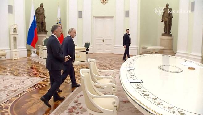 블라디미르 푸틴 러시아 대통령이 스티브 위트코프 미국 특사와 크렘린궁에서 만났다./로이터 연합뉴스