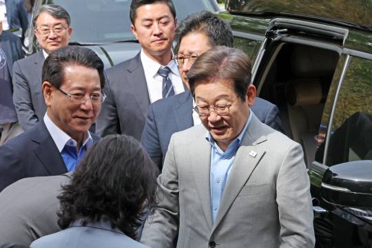 더불어민주당 이재명 대선 경선 후보가 25일 전남 나주시 에너지자립형 온실을 방문해 전남농업기술원 관계자의 설명을 듣고 있다. 연합뉴스