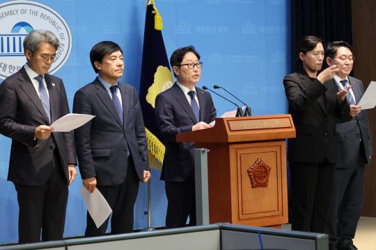 더불어민주당 소속 국회 법제사법위원회 위원들이 23일 서울 여의도 국회 소통관에서 이재명 전 대표의 공직선거법 사건의 대법원 전원합의체 심리와 관련해 입장을 밝히고 있다. 연합뉴스