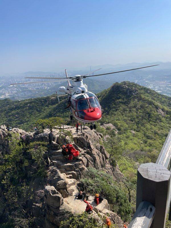 경기 과천시 관악산에서 낙상환자가 발생해 소방당국이 구조작업을 벌이고 있다.ⓒ경기도소방재난본부