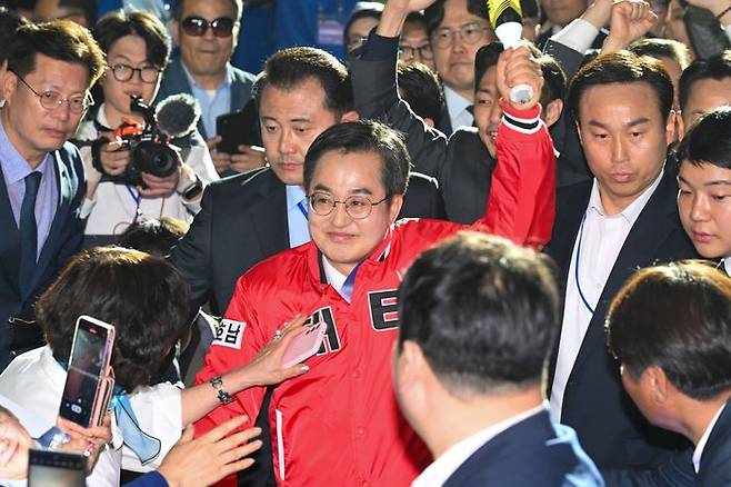 김동연 더불어민주당 대선 경선후보가 26일 오후 광주 서구 김대중컨벤션센터에서 열린 민주당 21대 대선 후보 선출을 위한 호남권 합동연설회장에 입장하고 있다. ⓒ뉴시스