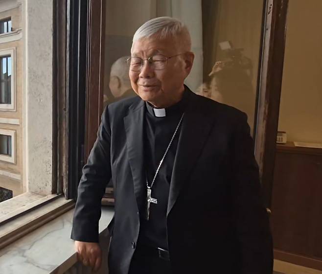 24일(현지 시간) 바티칸 교황청 성직자부 청사에서 유흥식 라자로 추기경은 최근 자신이 차기 교황 유력 후보 중 한 명으로 언급된 것에 대해 “영광스럽지만 감히”라며 웃어넘겼다. 독자 제공