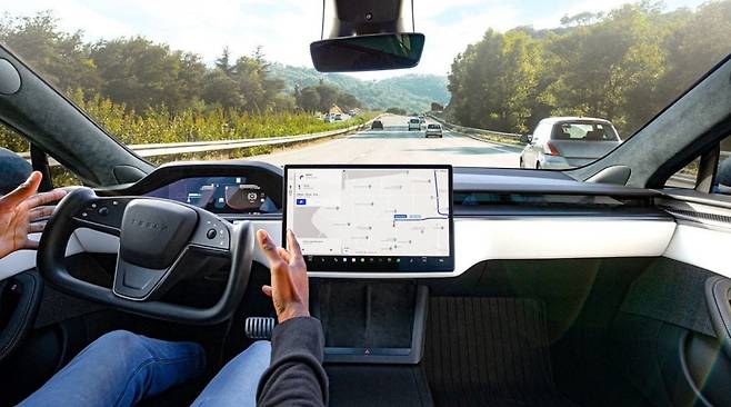 테슬라는 라이다는 물론 레이더와 초음파 센서도 없이 순수하게 카메라를 기반으로 하는 컴퓨터 비전 시스템으로 자율주행 기술을 구현한다. 테슬라 제공