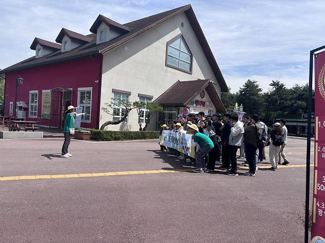 안성팜랜드에 방문한 단체가 기념촬영을 하고 있다. 황소영 기자 fangso@donga.com