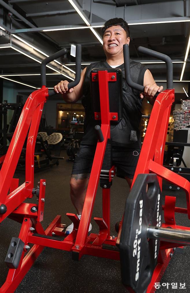 전우호 메이트네트웍스 대표가 서울 중구 삼일대로 피트니스101을 찾아 근육 운동을 하고 있다. 변영욱 기자 cut@donga.com