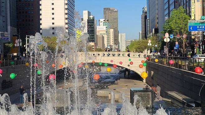 부처님오신날을 앞두고 청계천에 색색의 연등이 떴다.