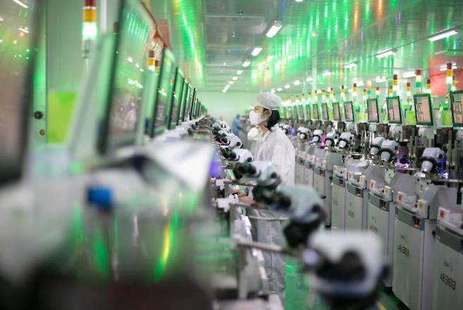 풍부한 노동력은 과거 중국의 성장에 원동력이 됐다. 하지만 최근 들어 고학력 인력의 비중이 늘면서 구인난을 겪는 공장이 많아지고 있다. 중국 정부는 인간을 대체할 로봇 산업 고도화를 꾀한다. 게티이미지뱅크 제공