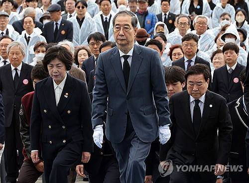 2025년 4·19 기념식에서 헌화하는 한덕수 권한대행(사진=연합뉴스)