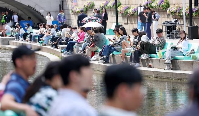 서울 중구 청계천을 찾은 시민들이 독서를 하고 있다. 뉴스1