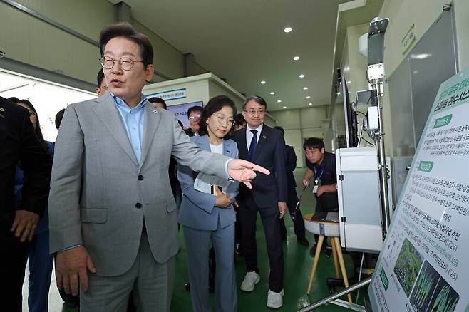 이재명 더불어민주당 대선 경선 후보가 25일 전남 나주시 전남농업기술원 에너지자립형 온실을 방문해 전남농업기술원 관계자에게 질문하고 있다. 연합뉴스