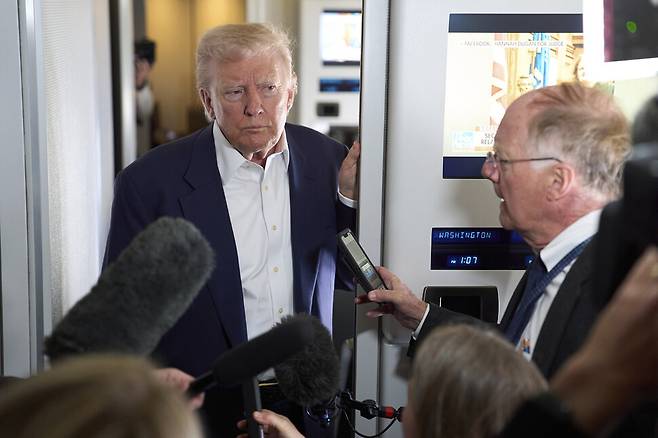 도널드 트럼프 미국 대통령이 25일 프란치스코 교황의 장례식에 참석하기 위해 로마로 이동하는 전용기 에어포스 원 안에서 기자들과 대화를 나누고 있다. 로마/AP 연합뉴스