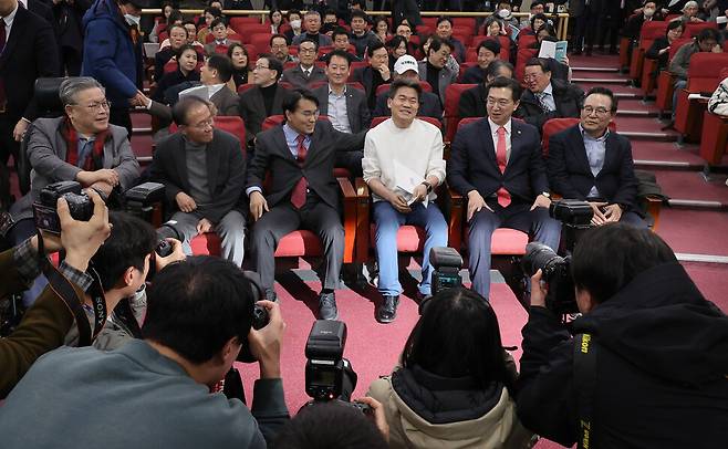 한국사 강사 전한길(왼쪽 넷째)씨가 3월 19일 서울 여의도 국회 의원회관에서 열린 미래자유연대 국민대토론회에 참석해 윤상현 국민의힘 의원 등과 대화를 나누고 있다. 신소영 기자 viator@hani.co.kr