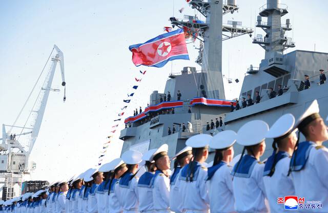 북한의 5,000t급 신형다목적구축함 \'최현호\' 진수식이 지난 25일 남포조선소에서 진행됐다고 조선중앙통신이 26일 보도했다. 조선중앙통신 연합뉴스
