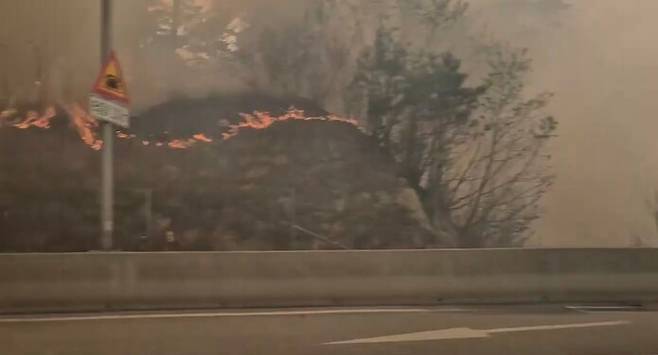 26일 오후 1시 18분께 강원 인제군 상남면 하남리 한 야산에서 발생한 산불이 내린천 휴게소 인근까지 확산했다. 연합뉴스