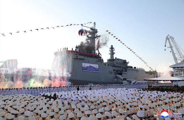 김정은 조선노동당 총비서 겸 국무위원장은 25일 남포조선소에서 열린 북한 최초의 5000t급 “새세대 다목적 공격형 구축함 제1호”(최현함) 진수식에 참석해 “해군 강화의 신호탄”이라고 평가한 뒤 “두번째 신호탄은 핵동력 잠수함 건조 사업”이라고 밝혔다. 조선중앙통신 연합뉴스