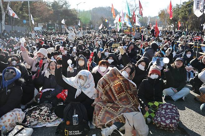 2024년 12월22일 대통령 윤석열 구속을 촉구하며 트랙터·화물트럭 등을 타고 상경하던 전국농민회총연맹 전봉준 투쟁단을 경찰이 막았다는 소식을 들은 시민들이 서울 관악구 남태령고개 인근에 모여 경찰에 철수를 촉구하고 있다. 한겨레 김혜윤 기자 unique@hani.co.kr