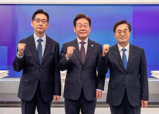 김경수(왼쪽부터) 전 경남지사와 이재명 전 더불어민주당 대표, 김동연 경기지사가 25일 서울 중구 TV조선 스튜디오에서 민주당 경선 3차 토론회를 시작하기 전 사진을 촬영하고 있다. 국회사진기자단