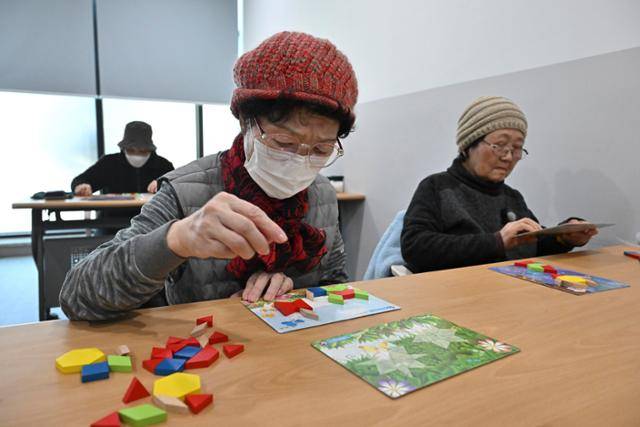 2월 27일 서울 강북구 번동의 고령자복지주택 내 치매안심센터에서 주민들이 칠교활동을 하고 있다. 정다빈 기자