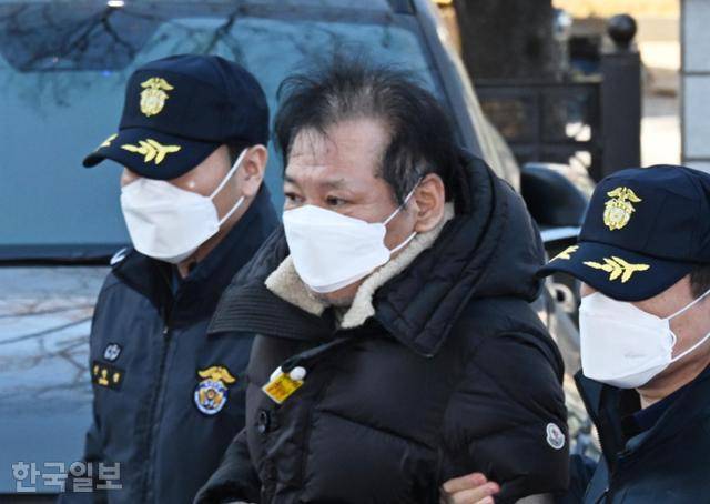 건진법사 전성배씨가 지난해 12월 19일 서울남부지법에서 열린 정치자금법 위반 혐의 영장실질심사(구속 전 피의자심문)에 출석하고 있다. 홍인기 기자