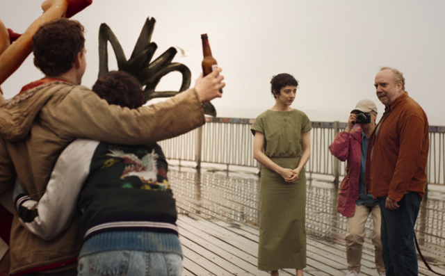 노년의 필립은 인공지능의 도움으로 옛 사진 속으로 들어가 자신의 젊은 시절을 돌아본다. 넷플릭스 제공