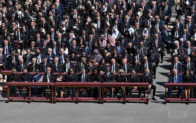 볼로디미르 젤렌스키(맨 앞줄 왼쪽 두번째) 우크라이나 대통령과 도널드 트럼프(오른쪽 두번째) 미국 대통령이 25일 바티칸 성베드로 대성당에서 열린 프란치스코 교황 창례식에 참석해있다. 바티칸=EPA 연합뉴스