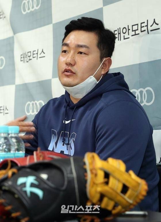 2020년 4월 13일 인천 소재 훈련장에서 취재진과 인터뷰하고 있는 최지만의 모습. 당시 최지만은 코로나19를 피해 귀국했고 2주 자가격리를 마친 뒤 훈련을 시작했다. 김민규 기자