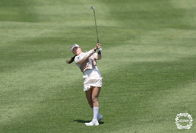 김민선이 3라운드 6번 홀에서 아이언 샷을 하고 있다.&nbsp; &nbsp; 사진=KLPGA 제공