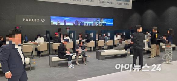 25일 '교산 푸르지오 더 퍼스트' 견본주택 방문객들이 상담을 기다리고 있다. [사진=이수현 기자]