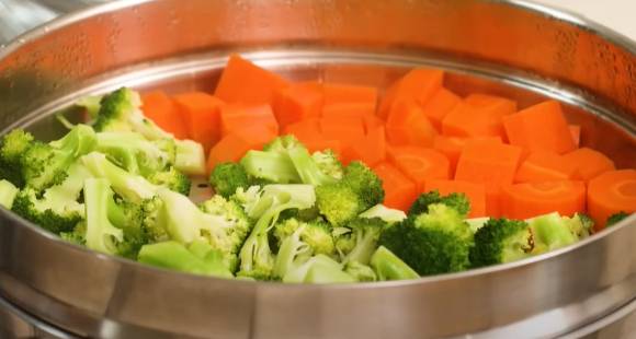 사진은 비타민A가 풍부한 찐 당근과 브로콜리. [사진=유튜브 @지식한상]