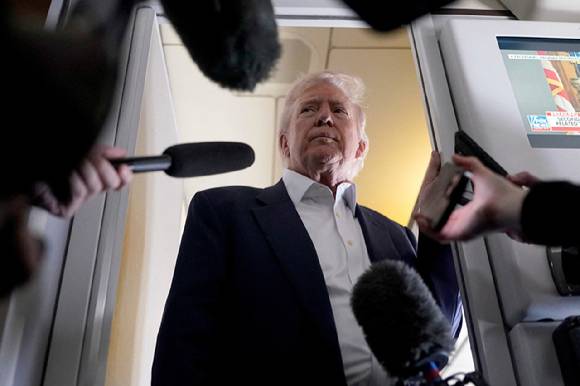 도널드 트럼프 대통령이 25일(현지시간) 프란치스코 교황 장례식 참석 차 이탈리아 로마로 향하는 전용기에서 기자들과 질의응답을 하고 있다. [사진=로이터/연합뉴스]