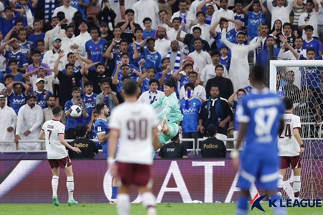 광주FC 골키퍼 김경민(가운데)이 26일 아시아 챔피언스리그 8강에서 알힐랄의 슛을 막아내고 있다. [사진 프로축구연맹]