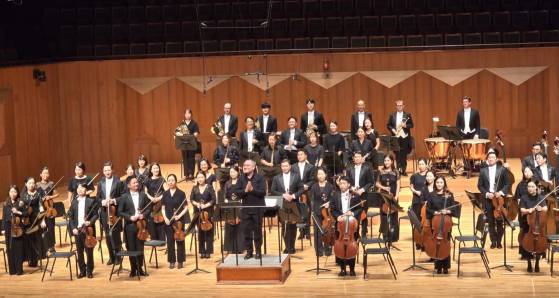 독일의 작곡가 겸 지휘자 외르크 비트만과 서울시립교향악단 단원들이 지난해 9월 25일 서울 서초구 예술의전당 콘서트홀에서 열린 '외르크 비트만 & 서울시립교향악단' 공연을 마치고 관객에게 인사하고 있다. 연합뉴스