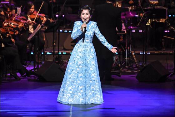 2019년 세종문화회관 대극장에서 열린 데뷔 60주년 콘서트에서 열창하는 이미자. [사진 세종문화회관]