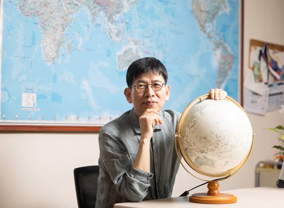 예상욱 한양대 교수가 지난 22일 대학 연구실에서 최근 급변하는 한반도 기후 상황과 관련해 중앙SUNDAY와 인터뷰하고 있다. 최기웅 기자