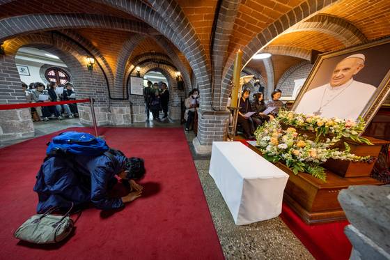 25일 명동성당에 마련된 프란치스코 교황 분향소에서 한 신도가 큰절을 하고 있다. 이곳 분향소는 오늘(26일) 오후 5시까지 운영된다. 사진공동취재