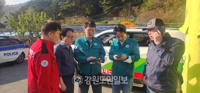 ▲ 26일 오후 1시 11분쯤 인제군 상남면 하남리 인근 야산에서 발생한 산불이 확산하면서 진화헬기가 29대를 투입하는 등 총력전을 펼치고 있다.  최상기 인제군수, 홍종완 행안부 사회재난실장, 윤승기 강원도 산림환경국장 등이 산불 현황을 공유하고 있다. 이동명