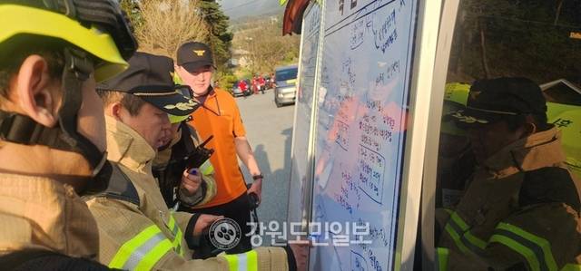 ▲ 26일 오후 1시 11분쯤 인제군 상남면 하남리 인근 야산에서 발생한 산불이 확산하고 있는 가운데 진화헬기가 31대가 투입되는 등 총력전을 벌이고 있다. 정만수 인제소방서장이 소방 장비와 인력배치에 대해 지시하고 있다.