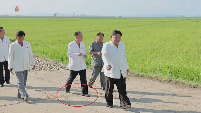 2023년 8월 조용원이 신발을 벗고 양말을 신은 채(빨간 원)로 김정은 위원장을 수행하고 있다 [조선중앙TV]