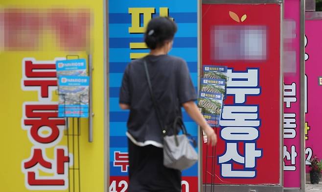 서울 시내 한 상가에 밀집한 공인중개업소 모습.  /사진=연합뉴스