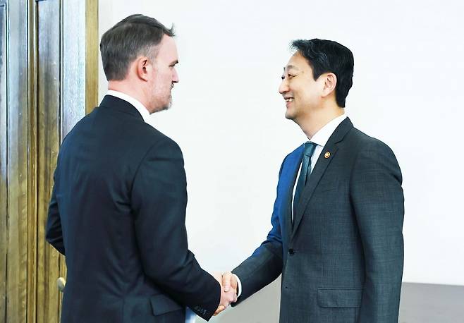 악수하는 안덕근 장관과 미국 무역대표부 대표./사진=연합뉴스