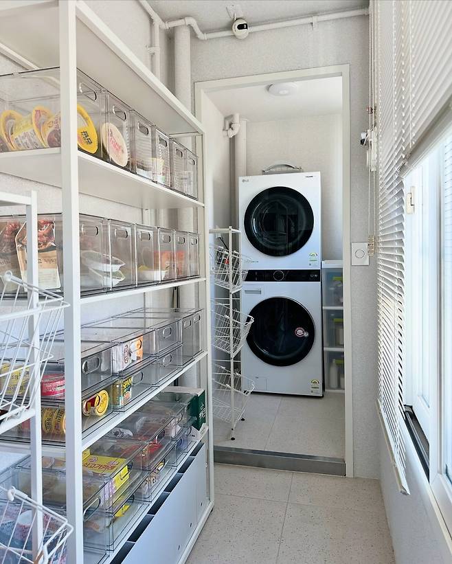 세탁실 활용한 팬트리. 박스 내부에 어떤 물건이 들었는지 한눈에 보이면 물건을 사용할 때에도 편리하고 재고 파악이 쉬워 불필요한 쇼핑도 줄일 수 있다. @cocoa___home 제공